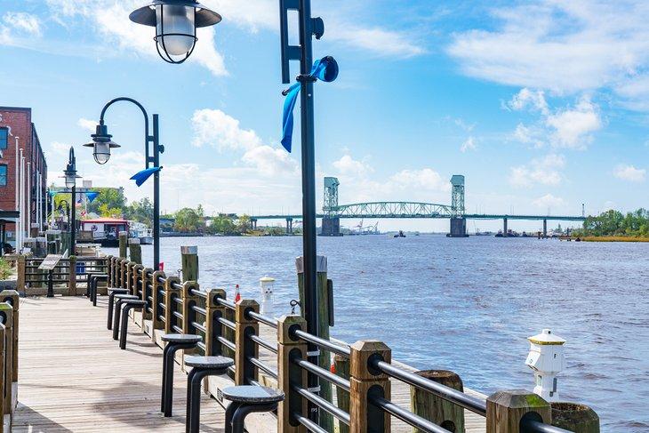 Riverwalk en Wilmington a lo largo del frente del agua del río Cape Fear