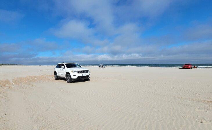 Conduciendo en la playa de la Isla Ocracoke