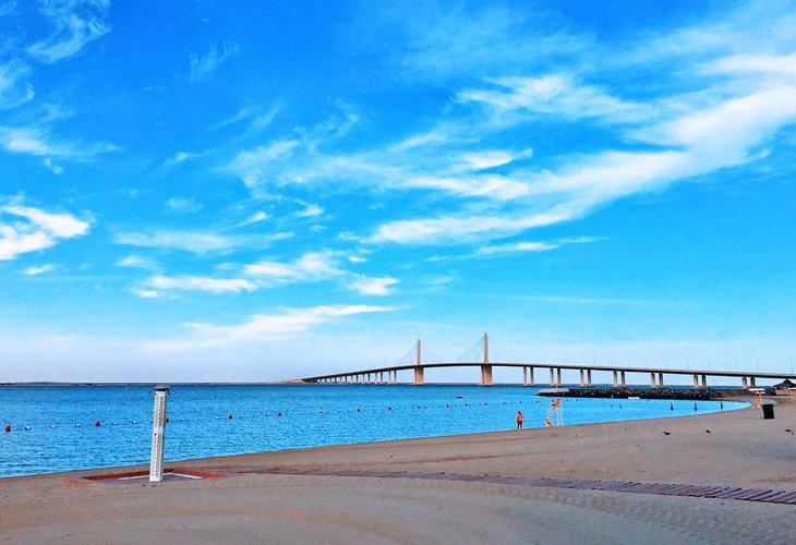 Vista del Puente Hudariyat desde la Playa Al Bateen