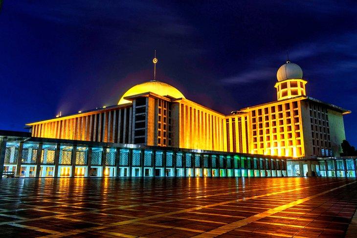 Vue nocturne de la mosquée Istiqlal