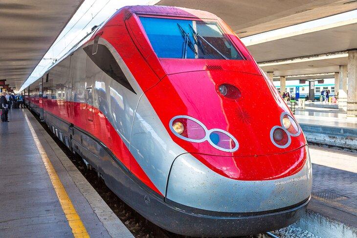 Un tren en la estación de tren Santa Maria Novella en Florencia