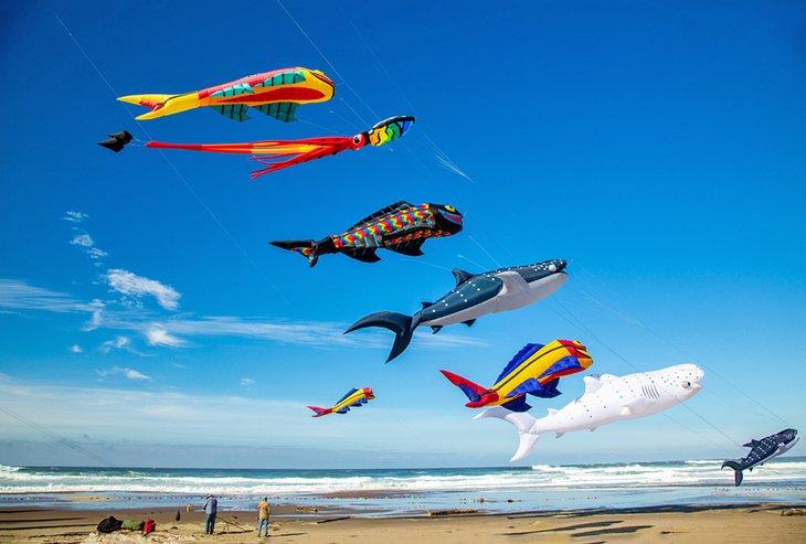 Volando cometas en el Festival de Cometas de Lincoln City