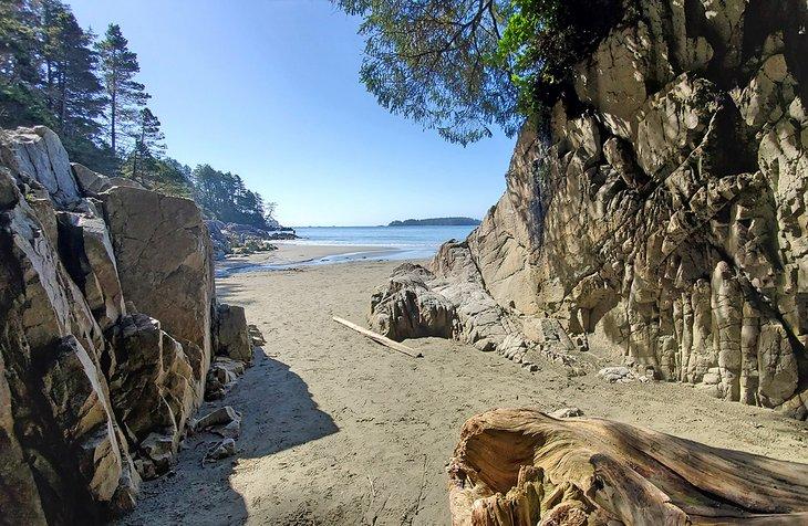Rocas en Tonquin Beach