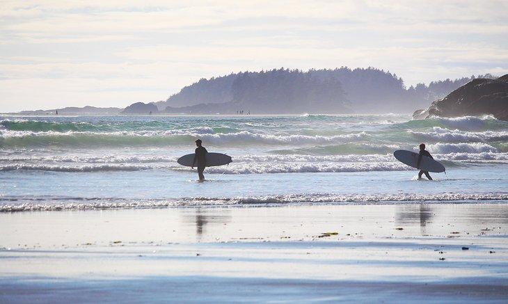 Surfistas en Cox Bay Beach