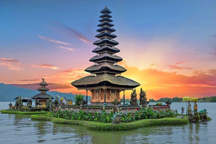 Temple Ulun Danu Beratan à Bali au coucher du soleil