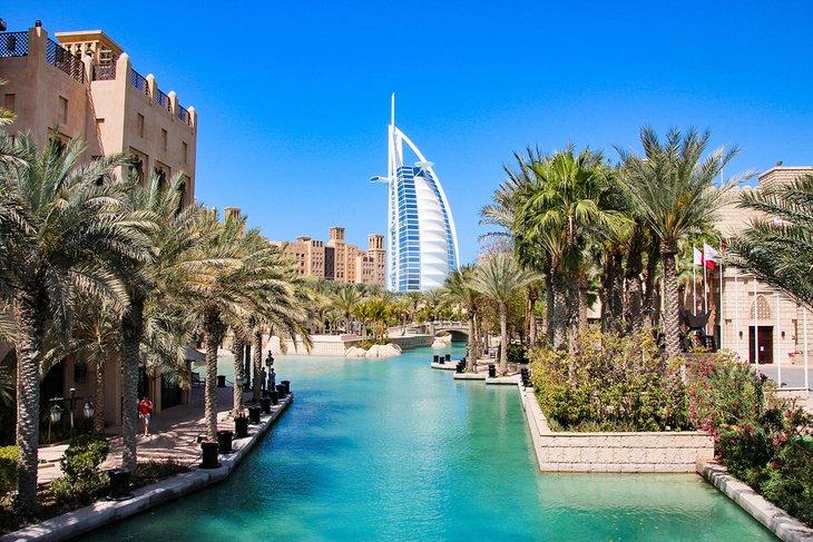 Burj Al Arab vu depuis l'hôtel Madinat Jumeirah à Dubaï