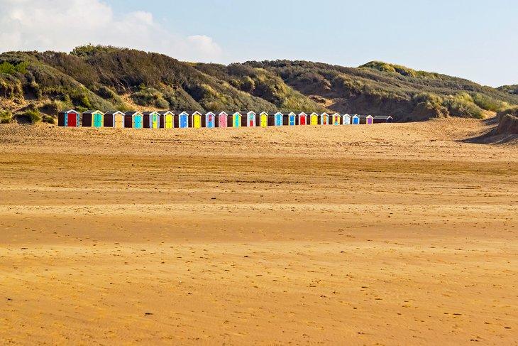 Bunte Strandhütten an den Saunton Sands