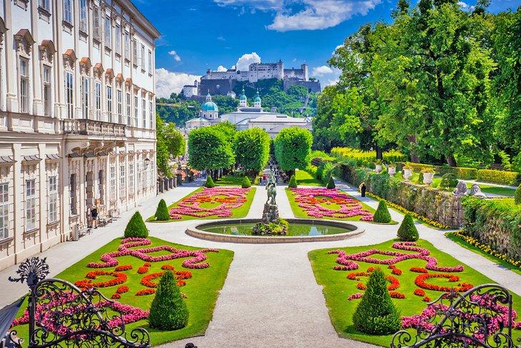 Les Jardins du Palais Mirabell avec le Palais Hohensalzburg au loin