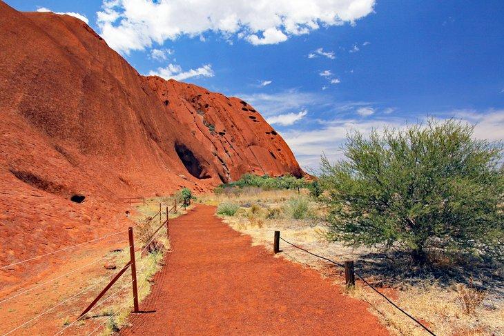 Sendero a lo largo de la base de Uluru