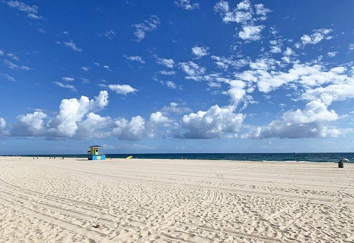 Suave arena dorada da la bienvenida a los visitantes de Pompano Beach