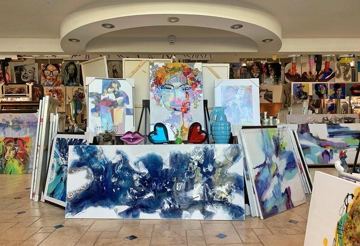 Hay una gran variedad de obras expuestas en Art Collection