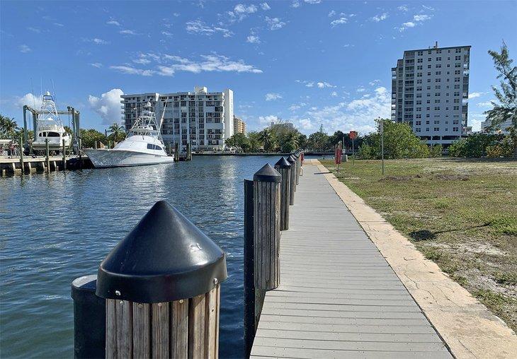 El Parque Alsdorf es un lugar relajante para ver pasar los barcos o tomar el taxi acuático