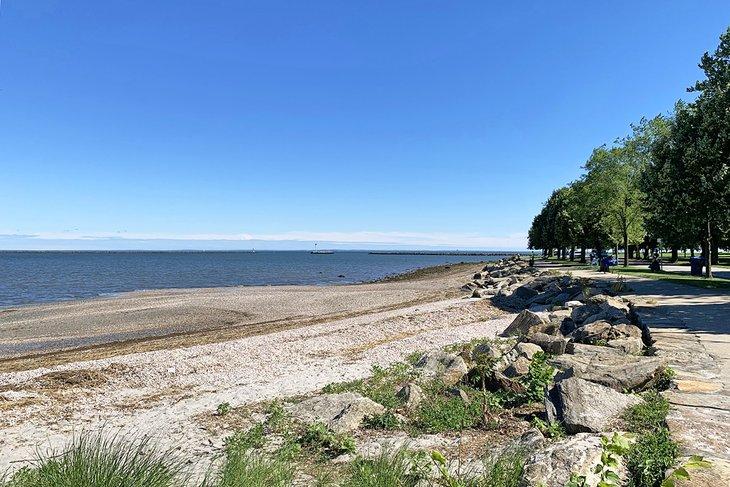 Un chemin de promenade à travers Seaside Park