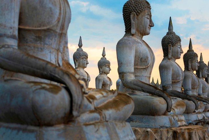 Buddha-Statuen im Wat Khuha Sawan