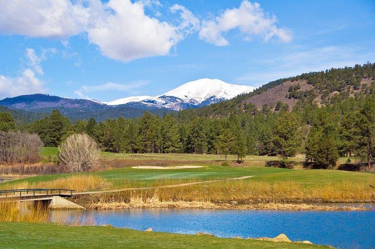 Golf unter dem Schatten des Sierra Blanca Peak