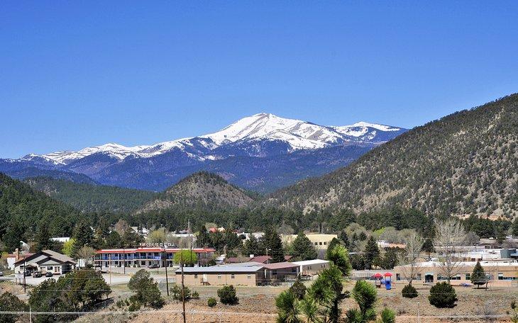 Die Stadt Ruidoso mit Sierra Blanca und dem White Mountain Wilderness in der Ferne