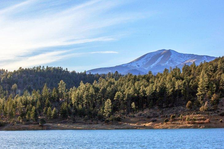 Grindstone Lake und die Sierra Mountains in Ruidoso, NM