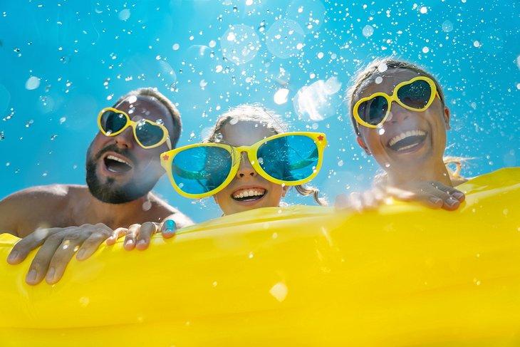 Amusement en famille au parc aquatique