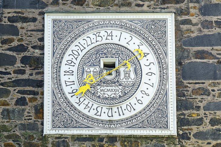Reloj de veinticuatro horas en la Torre Negra en Klatovy, República Checa