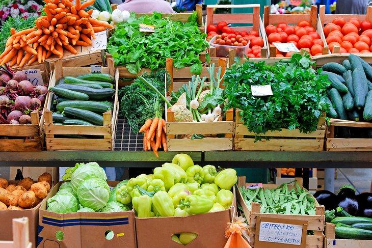 Productos frescos en el mercado de agricultores