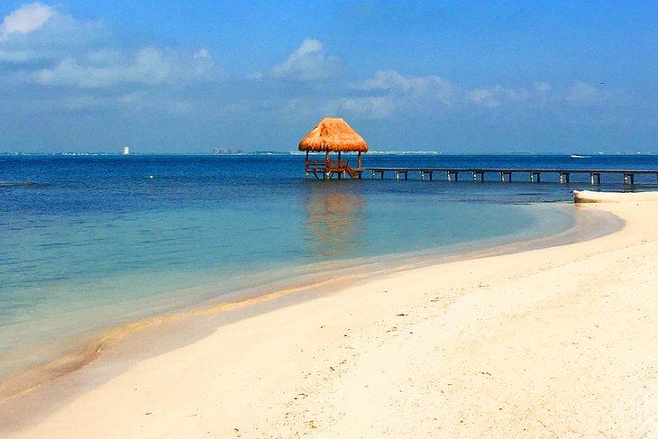 Palapa en un muelle en una isla del Caribe mexicano