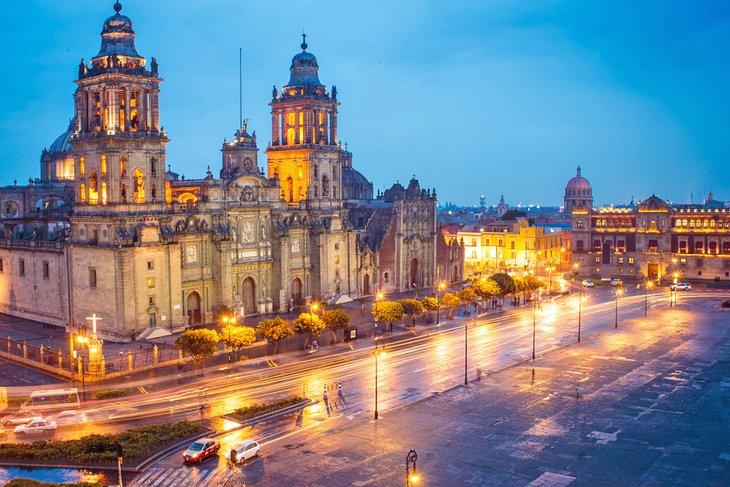 Catedral Metropolitana y Palacio Nacional en el Centro Histórico de la Ciudad de México