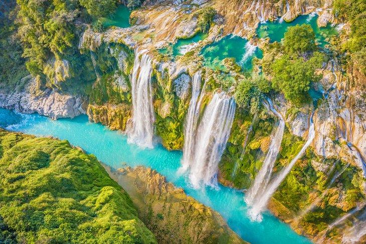 Vista aérea de las espectaculares cascadas de Tamul
