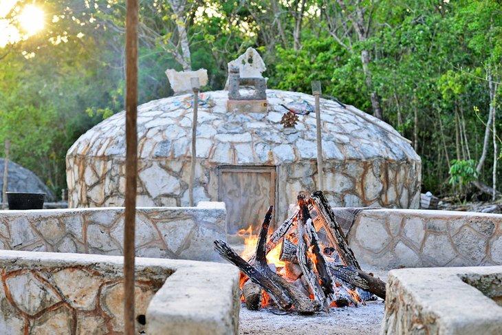 Preparación para una ceremonia de temazcal