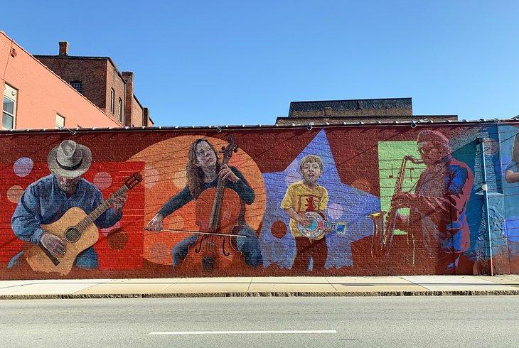 Un mural musical alegra la Eugene O'Neill Drive