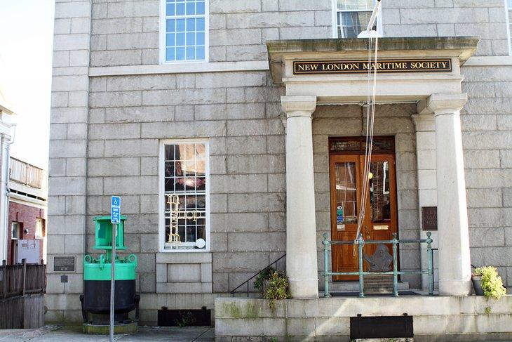 El Museo Marítimo de la Casa de Aduanas de Nueva Londres trae belleza histórica a Bank Street