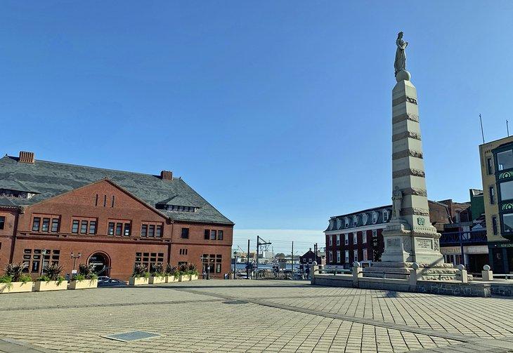 El Monumento de los Soldados y Marineros se erige alto y orgulloso en el corazón del barrio marítimo