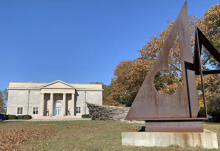 Las esculturas adornan el jardín delantero del Museo de Arte Lyman Allyn