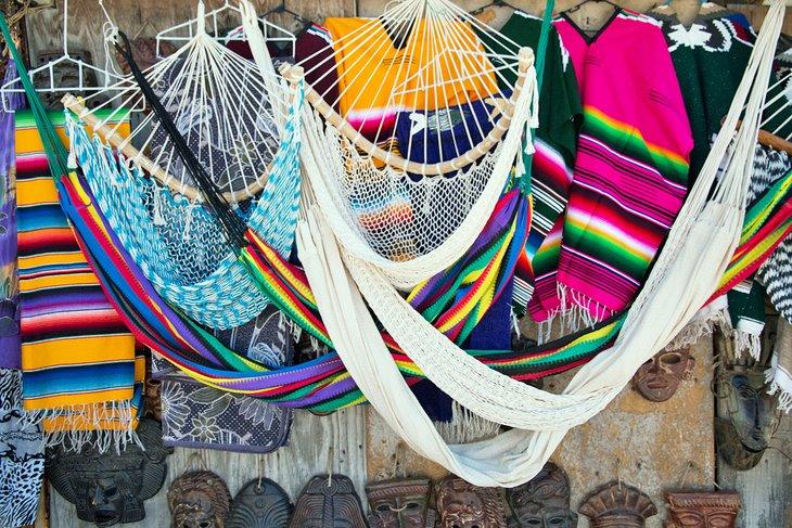 Couvertures colorées en vente à Bucerías