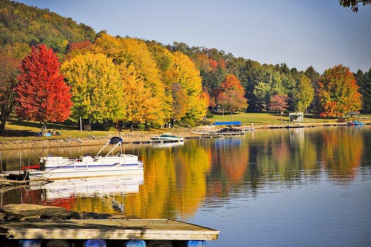 Otoño en el Lago Deep Creek, Oakland, Maryland