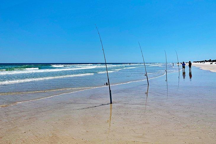 Cañas de pescar en la Playa del Parque Nacional Matanzas