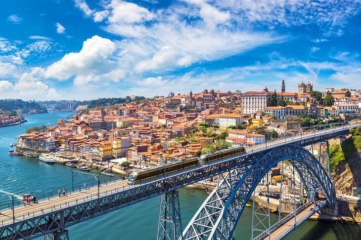 Train traversant le Pont Dom Luis à Porto