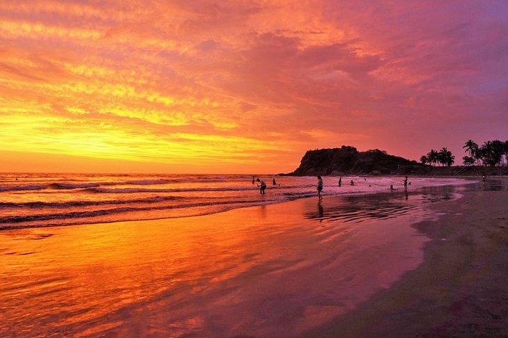Atardecer dorado en la playa de Mazatlán