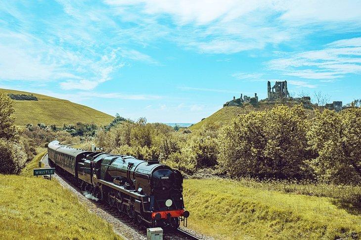 Swanage Dampflok neben Corfe Castle