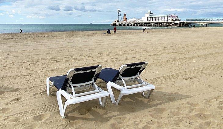 Tumbonas en la playa de Bournemouth