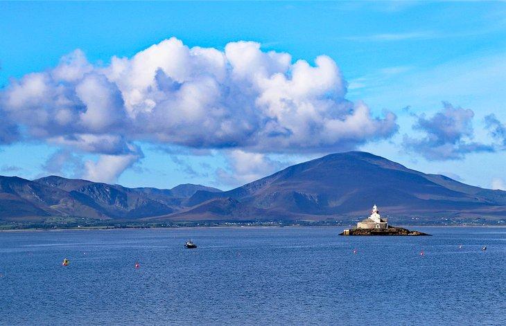 Faro de Fenit con las montañas de la Península de Dingle
