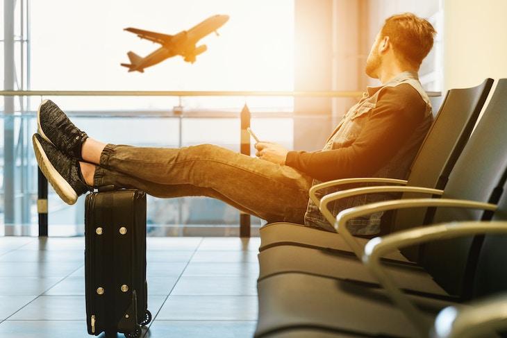 Homme attendant dans un aéroport