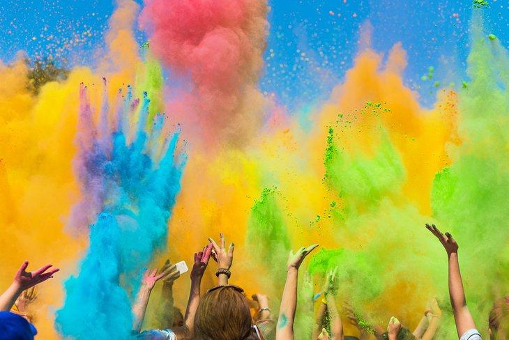 Colorida celebración de Holi en Nueva Delhi