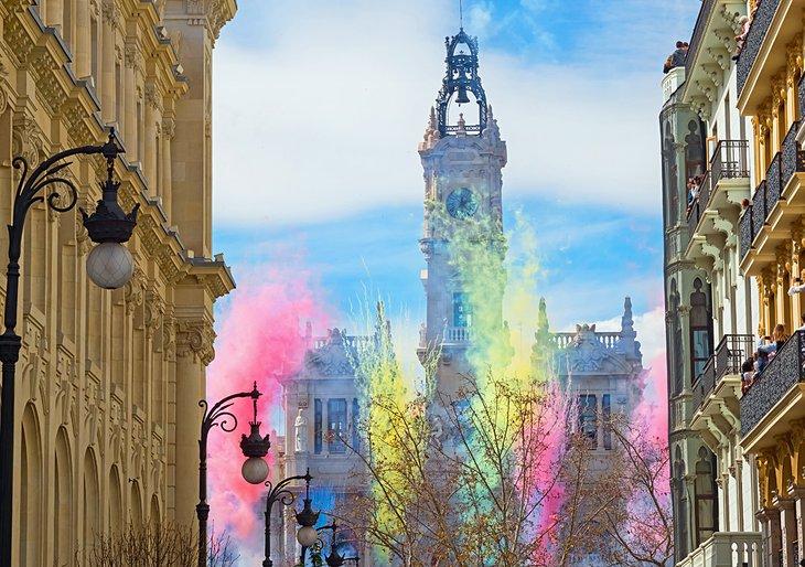 Plaza del Ayuntamiento en Valencia con fuegos artificiales de Las Fallas