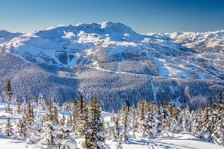 Vista del área de esquí de Whistler desde la montaña Blackcomb