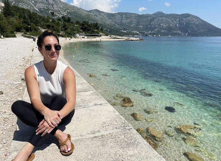 Autora Meagan Drillinger en la Playa Kupari
