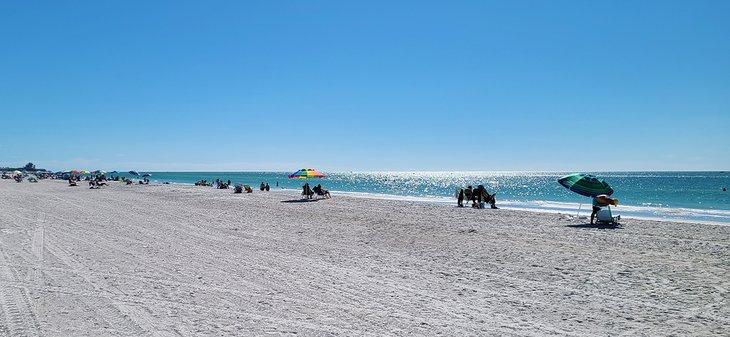 Sombrillas en Playa Coquina