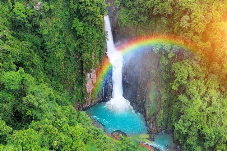 Regenbogen über dem Haew Suwat Wasserfall
