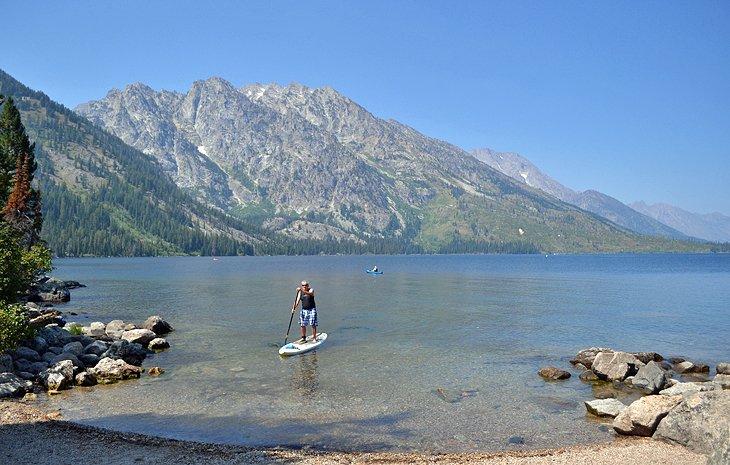 Jenny Lake con un fondo montañoso