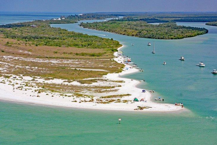 Luftaufnahme des Strandes auf Keewaydin Island