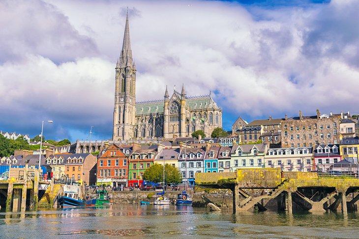 El pequeño puerto pesquero de Cobh en el puerto de Cork